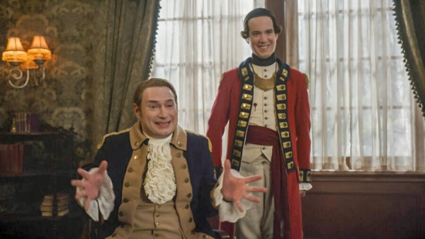 Isaac (Brandon Scott Jones, l.) und Nigel (John Hartman) verplanen das Geld vom Buch – Bild: CBS Broadcasting Inc.