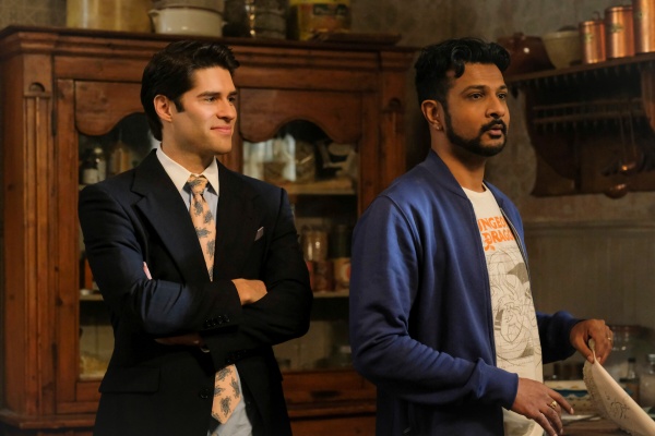 Trevor (Asher Grodman, l.) begleitet Jay (Utkarsh Ambudkar) – Bild: Bertrand Calmeau /​ CBS