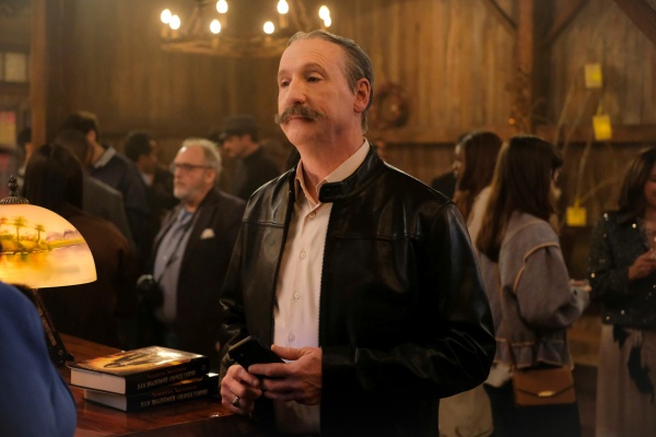 Elias Woodstone (Matt Walsh) sucht Seelen für die Hölle – Bild: Bertrand Calmeau /​ CBS