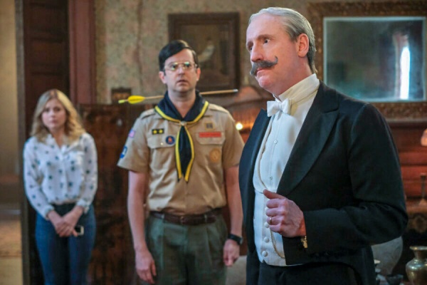 Elias Woodstone (Matt Walsh, r.) verlangt Hilfe von Sam (Rose McIver) und Pete (Richie Moriarty) – Bild: Bertrand Calmeau /​ CBS