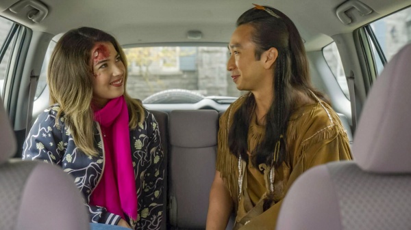 Sasappis (Román Zaragoza) schwärmt für Jessica (Nichole Sakura) aus dem Auto – Bild: CBS Broadcasting Inc.