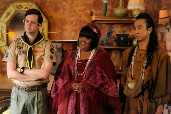 Pete (Richie Moriarty, l.), Alberta (Danielle Pinnock) und Sass (Román Zaragoza) staunen – Bild: Bertrand Calmeau /​ CBS
