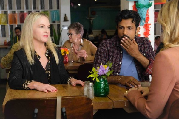 Sheryl (Rachael Harris, l.) sucht Kontakt mit Jay (Utkarsh Ambudkar) und Sam (Rose McIver) – Bild: Bertrand Calmeau /​ CBS