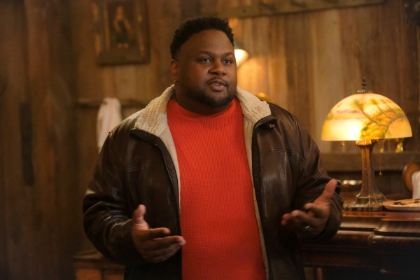 Mark (Tristan D. Lalla) bleibt misstrauisch – Bild: Bertrand Calmeau /​ CBS