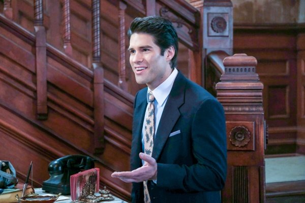 Trevor (Asher Grodman) klopft große Sprüche – Bild: Bertrand Calmeau /​ CBS