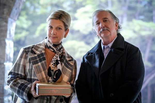 Margaret (Kathryn Greenwood) und Henry Farnsby (Mark Linn-Baker) hegen eigene Pläne – Bild: Bertrand Calmeau /​ CBS