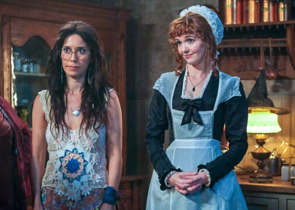 Geist Flower (Sheila Carrasco, l.) trifft Molly (Hannah Rose May) aus dem Jenseits – Bild: Bertrand Calmeau /​ CBS