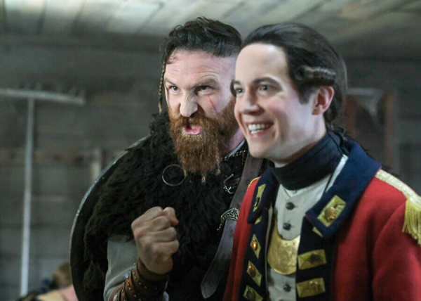 Thorfinn (Devan Chandler Long, l.) und Nigel Chessum (John Hartman) haben Spaß – Bild: Bertrand Calmeau /​ CBS