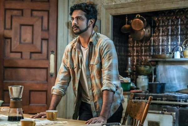 Jay (Utkarsh Ambudkar) fühlt sich verwirrt – Bild: Bertrand Calmeau /​ CBS