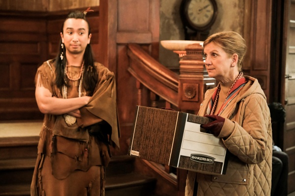 Geist Sasappis (Román Zaragoza) beobachtet Margaret Farnsby (Kathryn Greenwood) – Bild: Bertrand Calmeau /​ CBS