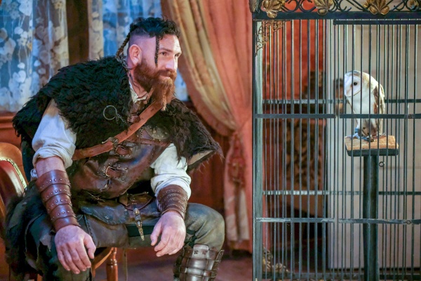 Thorfinn (Devan Chandler Long) fühlt sich mit der Eule verbunden – Bild: Bertrand Calmeau /​ CBS