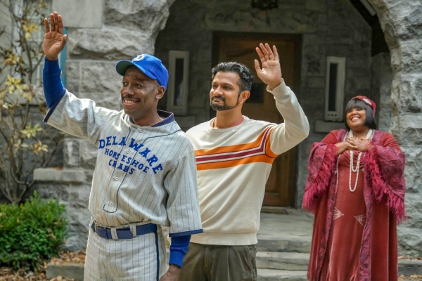 Saul (Lamorne Morris, l.), Jay (Utkarsh Ambudkar) und Alberta (Danielle Pinnock) winken – Bild: Bertrand Calmeau /​ CBS