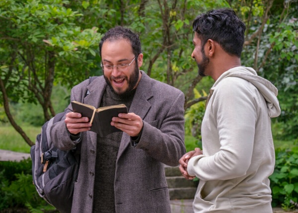 Todd (Rodrigo Fernandez-Stoll) und Jay (Utkarsh Ambudkar, r.) lesen im Tagebuch – Bild: Bertrand Calmeau /​ CBS