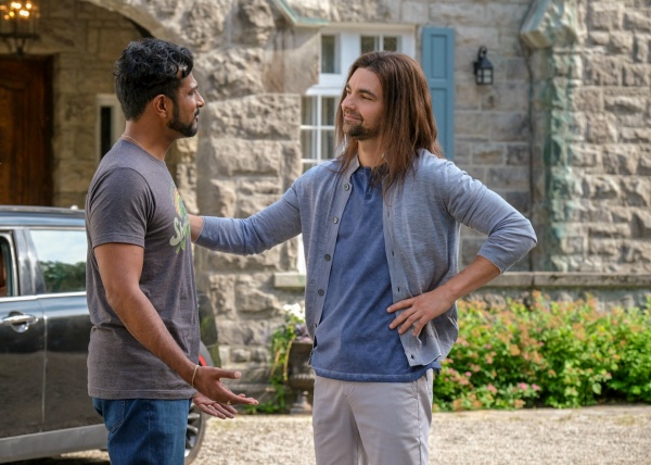 Micah (Drew Tarver) umgarnt Jay (Utkarsh Ambudkar, l.) – Bild: Bertrand Calmeau /​ CBS