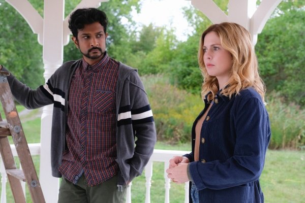 Jay (Utkarsh Ambudkar) und Samantha (Rose McIver) planen Halloween – Bild: Bertrand Calmeau /​ CBS