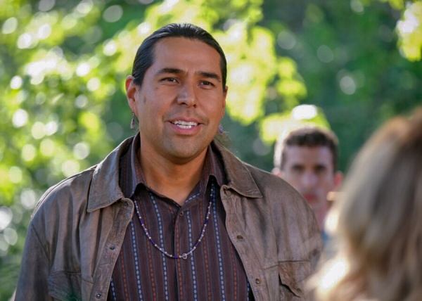 Bob (Dallas Goldtooth) kennt Sprachen vom Volksstamm der Lenni Lenape – Bild: Bertrand Calmeau /​ CBS