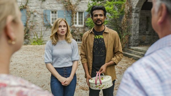 Samantha (Rose McIver) und Jay (Utkarsh Ambudkar) überbringen ein Friedensangebot – Bild: Best Possible Screen Grab /​ CBS