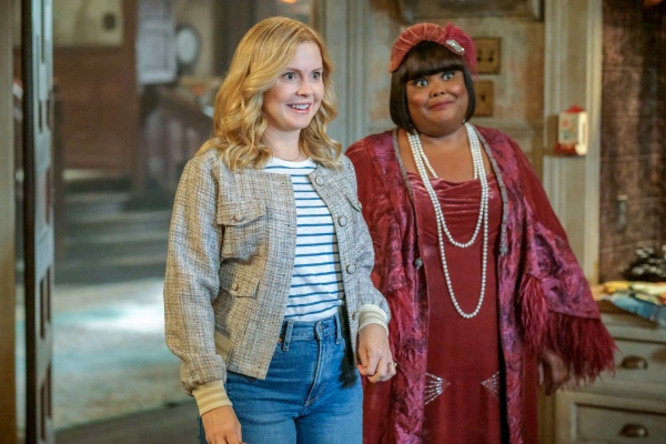 Tote Sängerin Alberta (Danielle Pinnock) hilft nervöser Freundin Sam (Rose McIver, l.) – Bild: Bertrand Calmeau /​ CBS