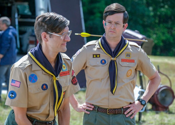 Skeptisch betrachtet Pete (Richie Moriarty) seine Figur (Mathew Baynton, l.) fürs Fernsehen – Bild: Bertrand Calmeau /​ CBS