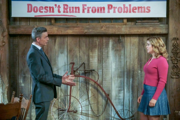 Tad (Justin Kirk Guest) redet mit Sam (Rose McIver) – Bild: Bertrand Calmeau /​ CBS