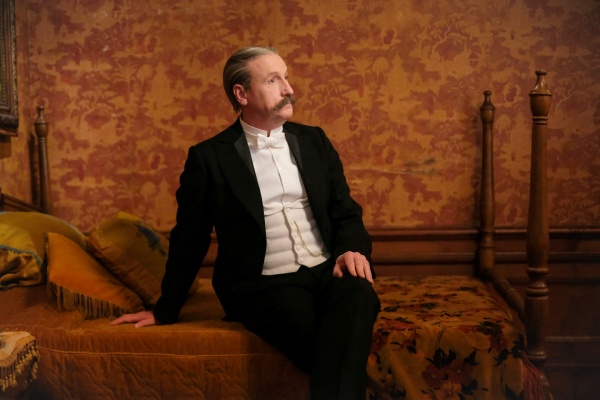 Elias Woodstone (Matt Walsh) arbeitet für die Hölle – Bild: Bertrand Calmeau /​ CBS