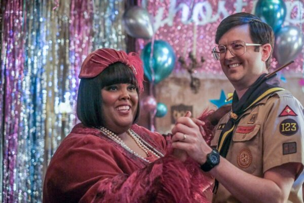 Alberta (Danielle Pinnock) und Pete (Richie Moriarty) feiern – Bild: Bertrand Calmeau /​ CBS