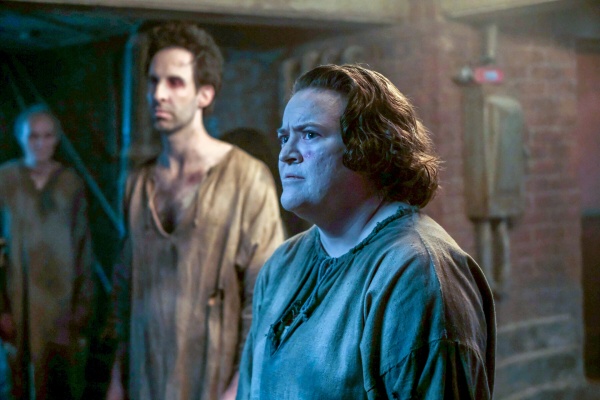 Cholera traf einst Stuart (Stuart Fink) und Nancy (Betsy Sodaro) – Bild: Bertrand Calmeau /​ CBS