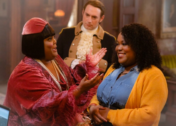 Isaac (Brandon Scott Jones) beobachtet Alberta (Danielle Pinnock) und ihre Verwandte Alicia (Ashley D. Kelley, r.) – Bild: Bertrand Calmeau /​ CBS