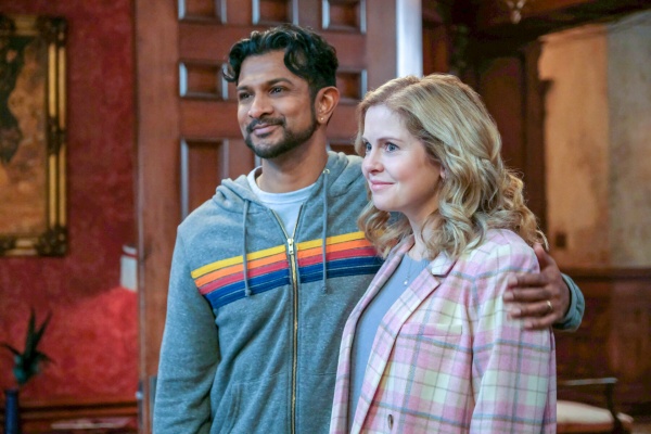 Jay (Utkarsh Ambudkar) und Samantha (Rose McIver) erwarten Probleme – Bild: Bertrand Calmeau /​ CBS