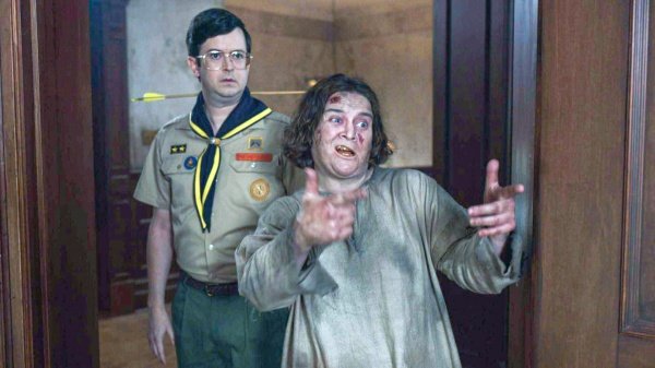 Pete (Richie Moriarty) pflegt Vorbehalte gegen Cholera-Tote wie Nancy (Betsy Sodaro) – Bild: Best Possible Screen Grab /​ CBS