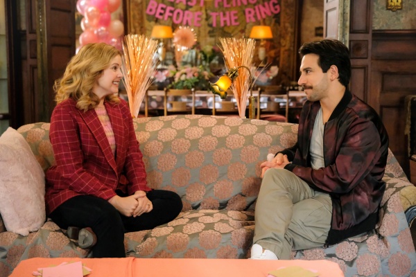 Chris (Deniz Akdeniz) fasziniert Sam (Rose McIver) – Bild: Bertrand Calmeau /​ CBS