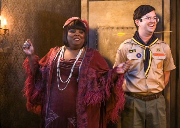 Alberta (Danielle Pinnock) und Pete (Richie Moriarty) lachen – Bild: Bertrand Calmeau /​ CBS