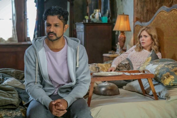 Jay (Utkarsh Ambudkar) und Samantha (Rose McIver) fürchten ihre Träume – Bild: Bertrand Calmeau /​ CBS
