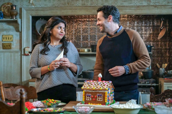 Bela (Punam Patel) hat Eric (Andrew Leeds) angeschleppt – Bild: Bertrand Calmeau /​ CBS