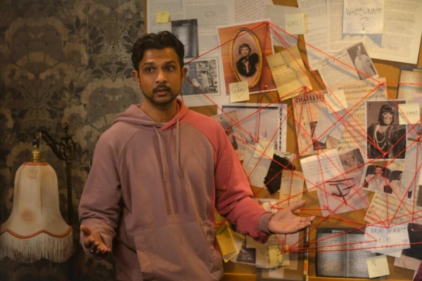 Jay (Utkarsh Ambudkar) kapituliert in diesem Fall – Bild: Bertrand Calmeau /​ CBS