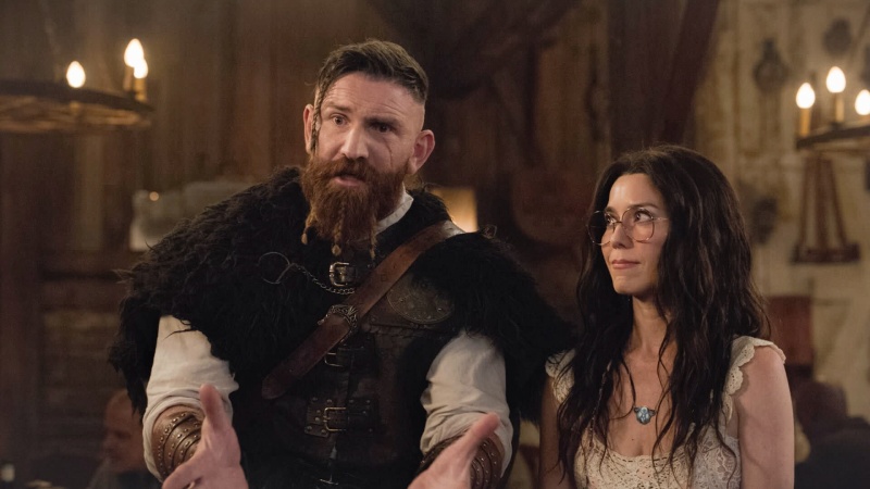 Hippie Flower (Sheila Carrasco) will dem Wikinger Thorfinn (Devan Chandler Long) helfen – Bild: CBS Broadcasting Inc.