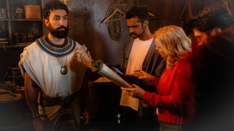 Amunhotep (Farhang Ghajar, l.) irritiert Jay (Utkarsh Ambudkar), Sam (Rose McIver) und Thor (Devan Chandler Long, r.) – Bild: Bertrand Calmeau /​ CBS
