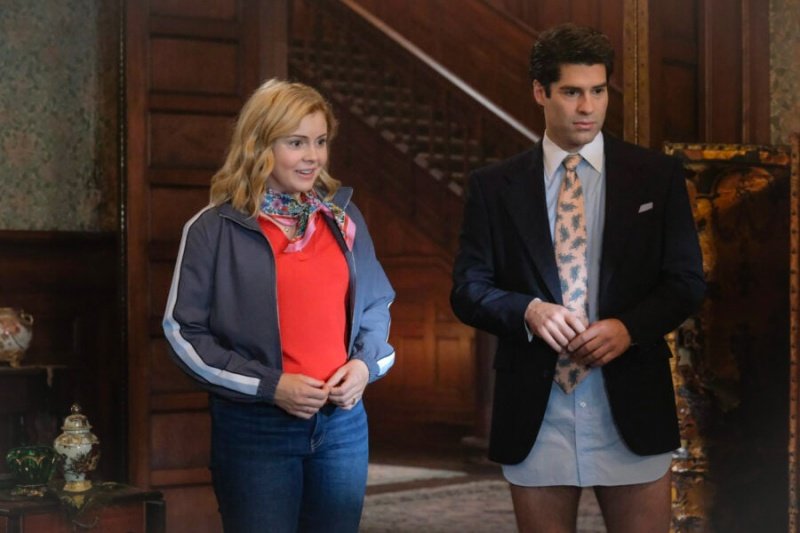 Trevor (Asher Grodman) hat Sam (Rose McIver) überrascht – Bild: Bertrand Calmeau /​ CBS