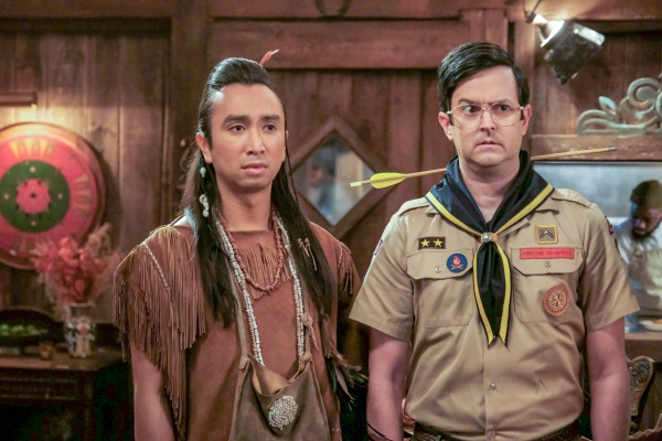 Sass (Román Zaragoza) hält zu Pete (Richie Moriarty, r.) – Bild: Bertrand Calmeau /​ CBS