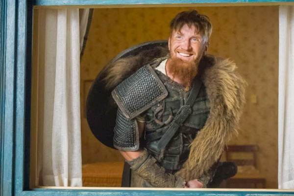 Bjorn (Christian Jadah) sieht sich um – Bild: CBS Broadcasting Inc.