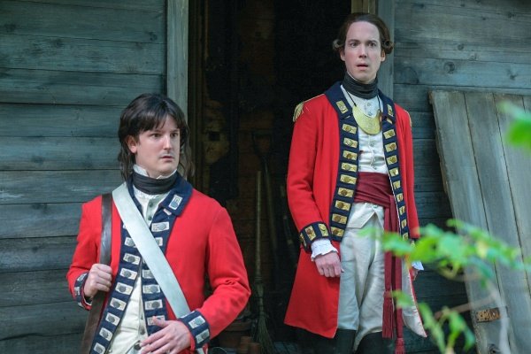 Jenkins (Christian Daoust, l.) und Nigel (John Hartman) dienen gemeinsam – Bild: Bertrand Calmeau /​ CBS