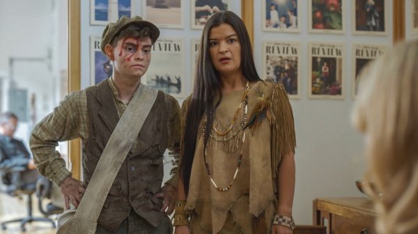Winky (Jamie Mayers, l.) und Skiki (Crystle Lightning) haben einiges zu verbergen – Bild: Best Possible Screen Grab /​ CBS