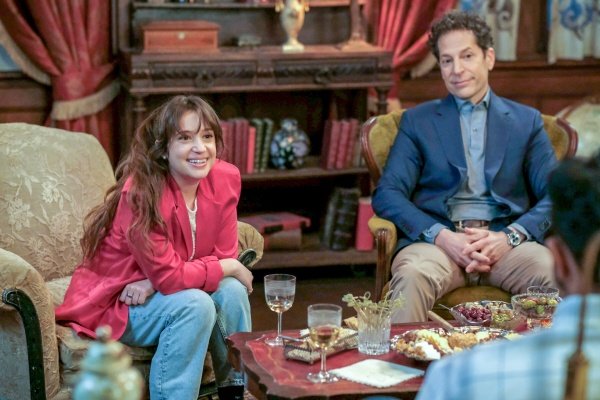 Abby (Gideon Adlon) hängt an ihrem Vater Adam Pinkus (Richie Keen) – Bild: Bertrand Calmeau /​ CBS