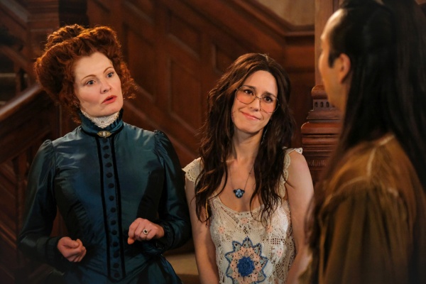 Hetty (Rebecca Wisocky, l.) und Flower (Sheila Carrasco) befragen Sass (Román Zaragoza) – Bild: Bertrand Calmeau /​ CBS