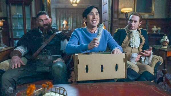 Freddie (Mike Lane) kennt Thor (Devan Chandler Long, l.) und Isaac (Brandon Scott Jones) noch nicht – Bild: CBS Broadcasting Inc.