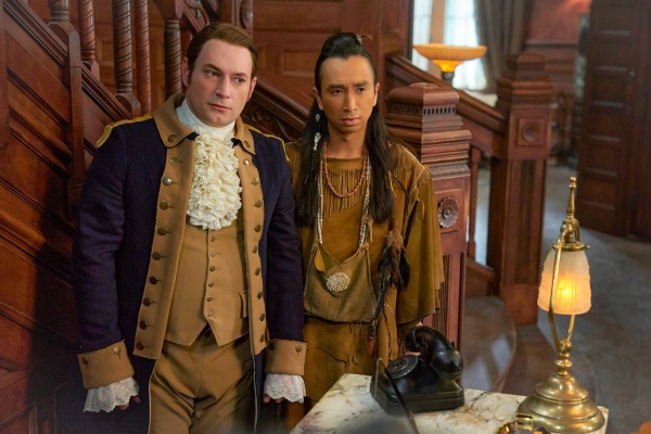 Isaac (Brandon Scott Jones, l.) und Sasappis (Roman Zaragoza) wollen mehr wissen – Bild: Philippe Bosse /​ CBS