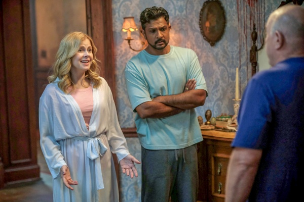 Sam (Rose McIver) und Jay (Utkarsh Ambudkar) weichen aus – Bild: Bertrand Calmeau /​ CBS