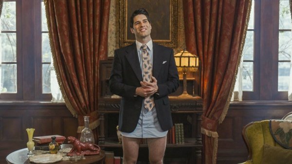 Noch immer vermisst Trevor (Asher Grodman) seine Hose – Bild: Best Possible Screen Grab /​ CBS