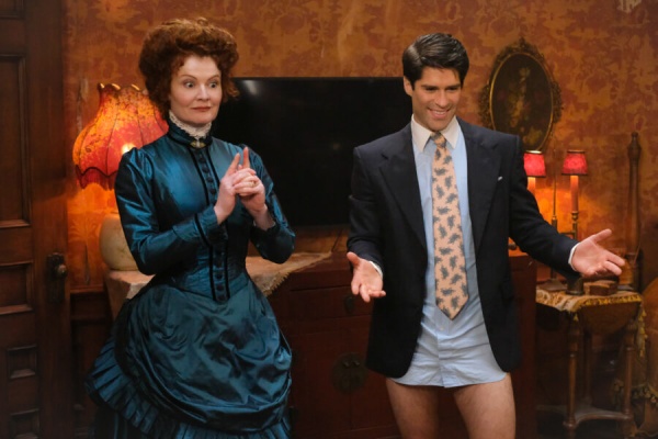 Henrietta Woodstone (Rebecca Wisocky) und Trevor Lefkowitz (Asher Grodman) lernen etwas – Bild: Bertrand Calmeau /​ CBS