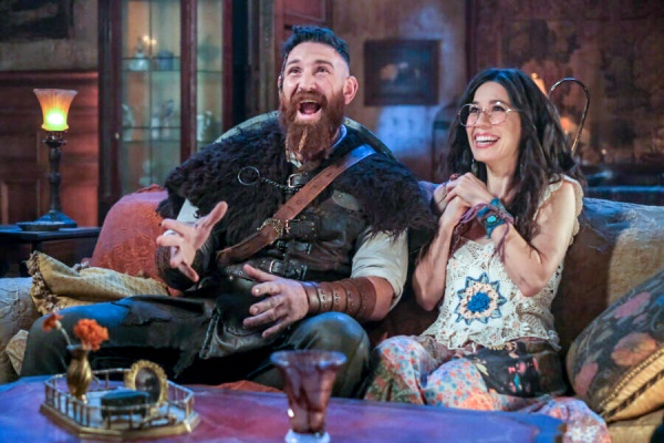 Thor (Devan Chandler Long) und Flower (Sheila Carrasco) verstehen sich gut – Bild: Bertrand Calmeau /​ CBS